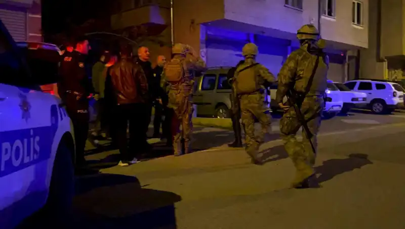 Balkondan Tüfekle Ateş Açan Kişi Kendini Eve Kilitledi: Psikolojik Nedenler