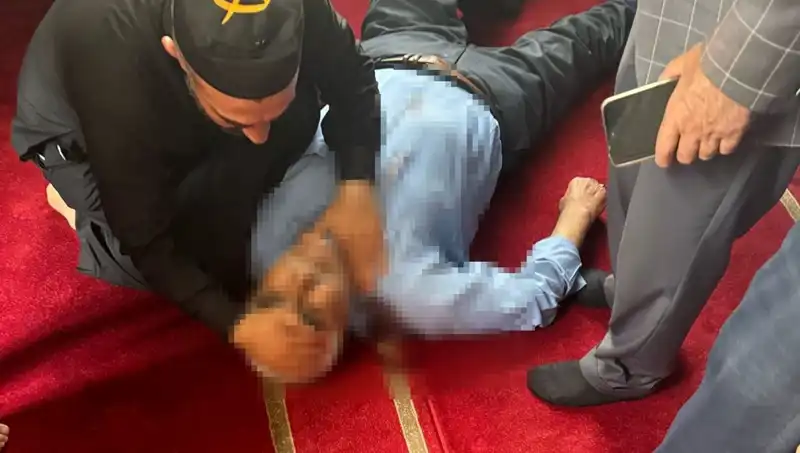 Camide Namaz Kılarken Bıçaklanan Adamın Hikayesi: Psikolojik Etkiler ve Toplumsal Yansımalar