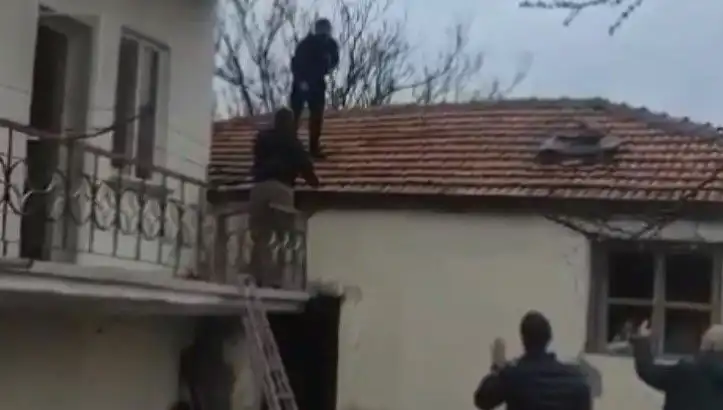 Polis Çatıda Kıstırdı: Şüpheli İsyan Etti, "Bir Daha Yatamam!"
