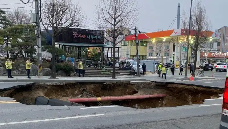 Güney Kore’de Çukur Olayı: Motosiklet Kaza Yaptı, Bir Kayıp Söz konusu!