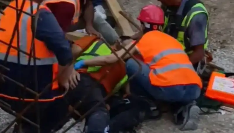 Adana'da İnşaat Alanında Dikkat Çeken İş Kazası: İki İşçi Yaralandı