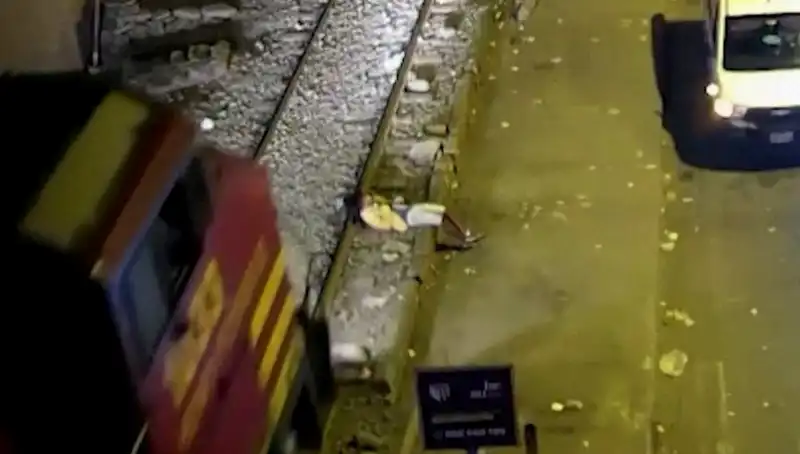 Hayatın Sınırlarında: Tren Çarptı, Ama O Hayata Tutundu!