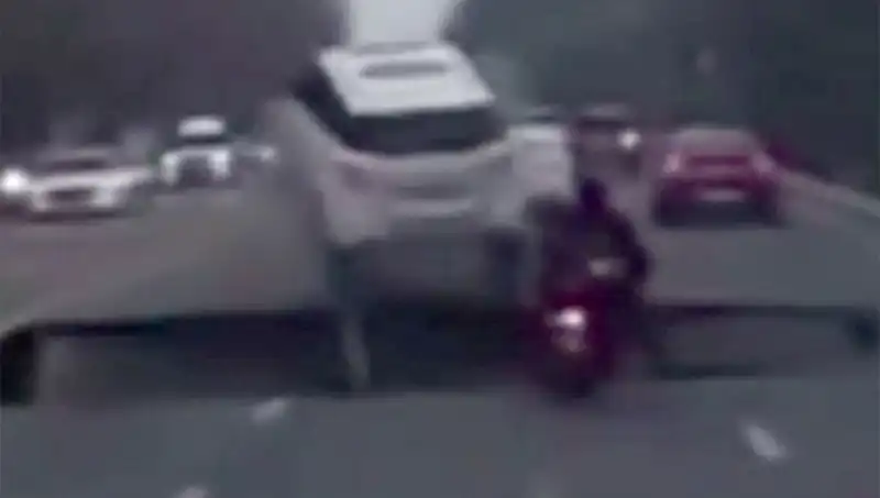 Otoyolda Oluşan Dev Çukur, Motosikleti Yuttu: Güney Kore'deki Şok Edici Olay