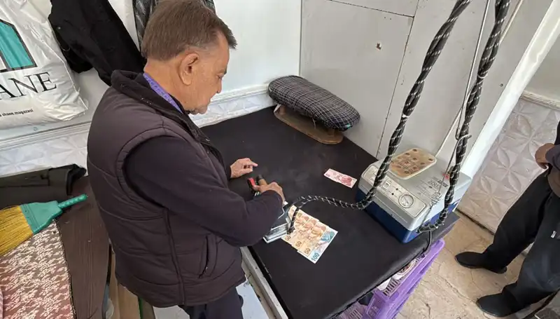47 Yıllık Terzi Ahmet’in Parayı Ütüleme Ritüeli: Psikolojik Arka Plandaki Sır Ne?
