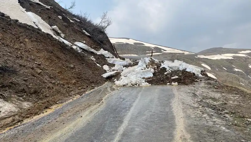 Muş'ta Heyelan Sonrası Kapanan Yol Yeniden Ulaşıma Açıldı