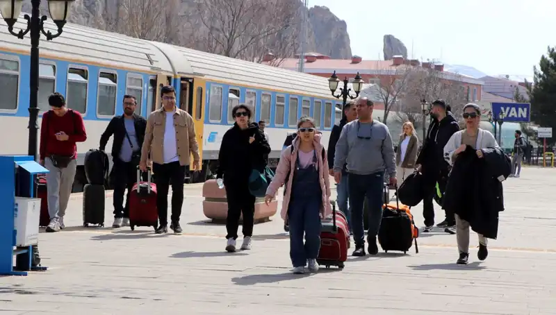 İranlı Turistler Nevruz Bayramı İçin Van’a Akın Ediyor
