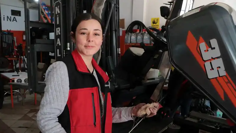 Sanayinin Tek Kadın Çalışanı Melike Hanım: Hayallerine Forkliftle Ulaşıyor
