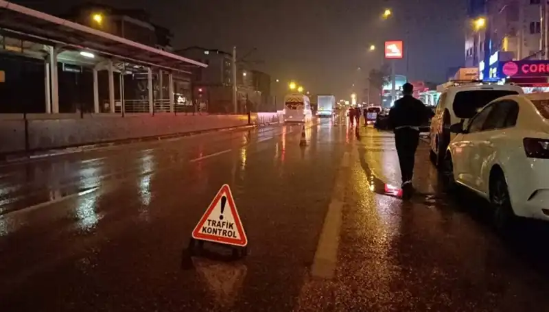 Bursa'da Trafik Kazası: Güvenlik Önlemi Alan Polisi Kamyonet Çarptı
