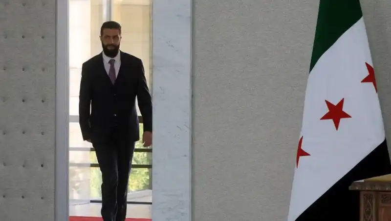 Paris'te Şara-Macron Zirvesi: Fransa'nın Suriye Desteği Psikolojik Etkileri Neler?