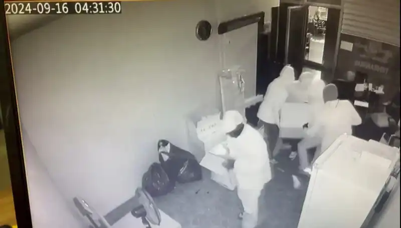 Zor Durumda Kalan Hırsızlar: Kasa Yerine Sırtlanıp Götürdüler!
