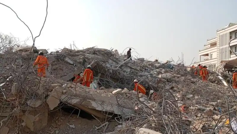 Türk Ekiplerinin Myanmar Görevi: Enkazdan Sağ Kurtulan Bir Kişi