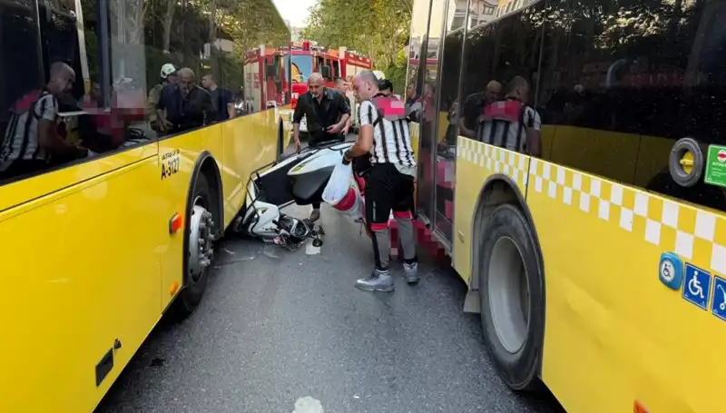 Motosiklet İETT Otobüslerinin Arasına Sıkıştı: Neyin Nesi Bu Olay?