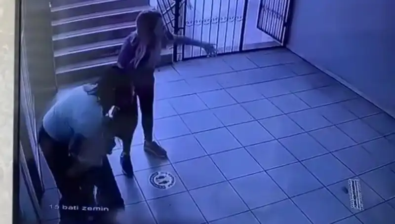 Öğretmenin Aniden Gelen Boğulma Krizine Heimlich ile Müdahalesi
