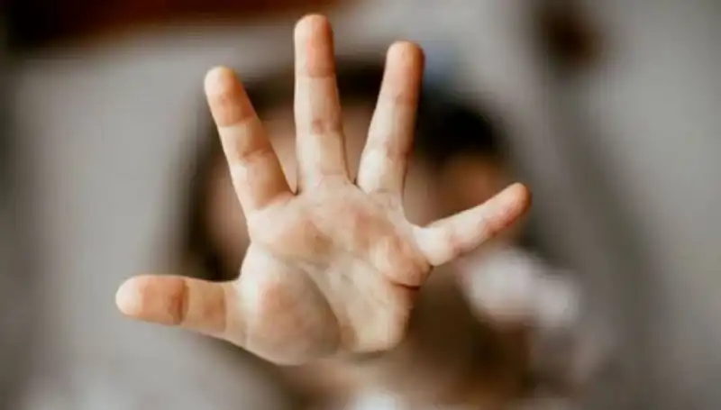 Çocuklarla Uygunsuz Görüntü Paylaşan Şüpheli Gözaltında: Psikolojik Etkileri Neler Olacak?