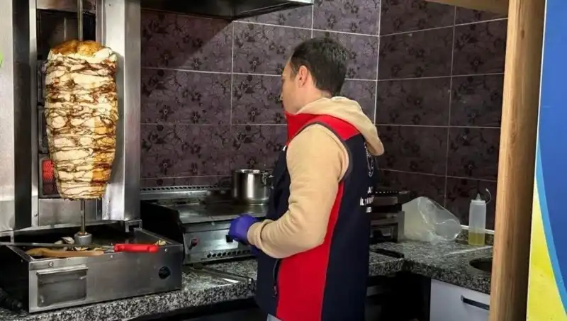 Tavuk Döner Alarmı: Psikolojik Etkileri ve İşletmelere Yönelik Baskınlar