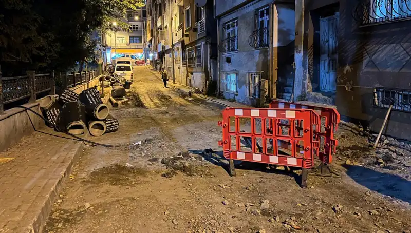Bayrampaşa'da Altyapı Çalışmalarında Şok: Rögar Kapağı Patladı!