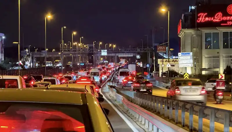 Yenibosna'daki Metrobüs Yaya Üst Geçidi, Psikolojimizi Nasıl Etkiliyor?