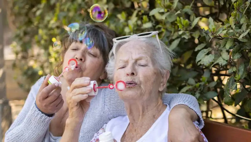 100 Yaşındaki İki Kadın Uzun Yaşam Sırrını Açıkladı: Diyet ve Egzersiz Değil!