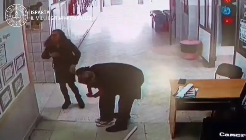 İlkokul Öğretmeni, Heimlich Manevrası İle Öğrencisini Hayata Döndürdü
