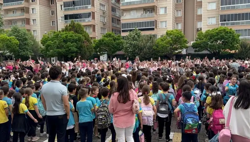 Öğrencilerden Annelerine Unutulmaz Bir Sürpriz: Duygusal Anlar