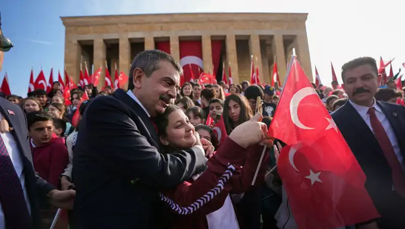 Anıtkabir'de Bakan Tekin ve Çocukların Unutulmaz Buluşması