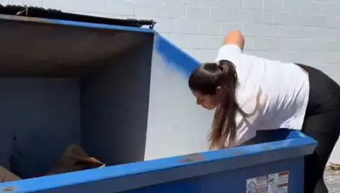 Alışveriş Çılgınlığını Bırakıp Çöp Karıştıran Kadın, İki Yılda 2 Milyon TL Kazandı!