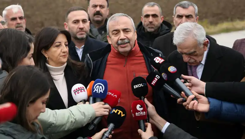 İmralı’dan Şaşırtan Açıklamalar: Öcalan’ın PKK’ya Çağrısı ve Sürecin Geleceği