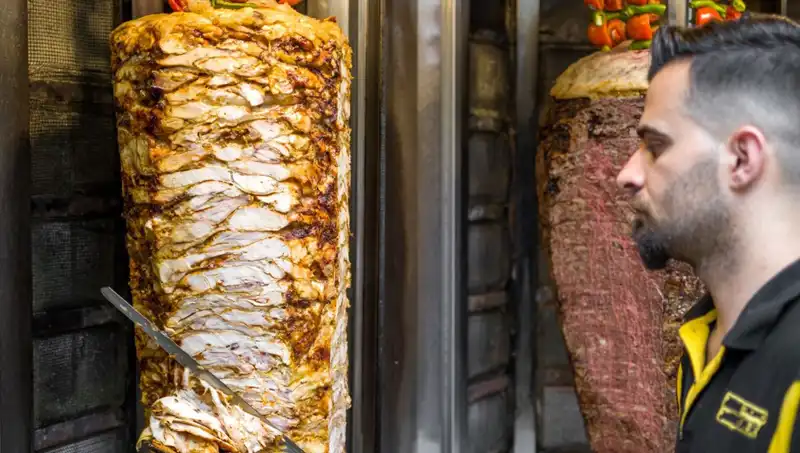 Zehirli Döner Skandalı: Çamaşır Suyuyla Beyazlatma İddiası Şok Etti