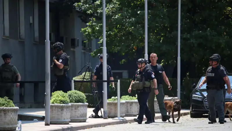 Kosova Meclisi'nde Bomba İhbarı: Güvenlik Korkusu ve Psikolojik Etkileri