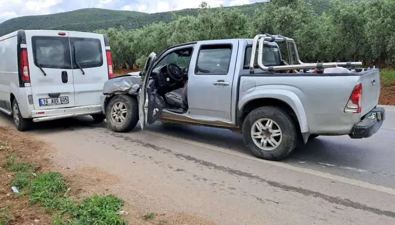 Bursa'da Trafik Kazası: Minibüs ile Kamyonet Çarpıştı, İki Kişi Yaralandı