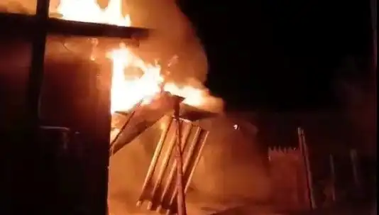 Karabük'te Korkunç Yangın: İki Ev Tamamen Küle Döndü!