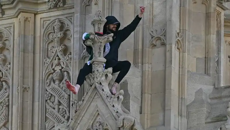 Londra'da Filistin Bayrağıyla Big Ben'e Tırmanan Protestocu: Psikolojik Etkileri ve Anlamı