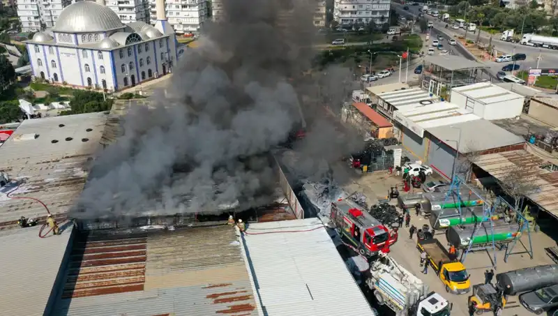 İzmir'de Oto Lastikçide Çıkan Yangın: Psikolojik Etkiler ve Toplum Üzerindeki Yansımaları