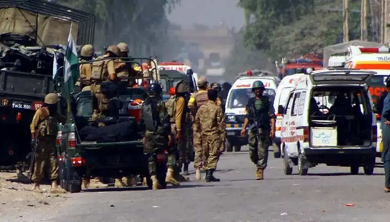 Pakistan'da Korkunç Bombalı Saldırı: Güvenlik Görevlileri Hedef Alındı