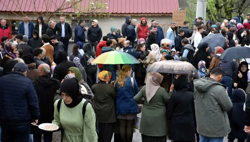 Bir Asırlık Geleneğin Işığında: 12 Bin Kişi Bayramlaştı!
