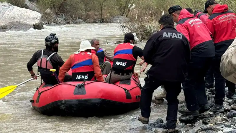 Zap Suyu Kenarında Mahsur Kalan Dört Kişinin Dramı: Kurtarma Operasyonu Başarıyla Tamamlandı