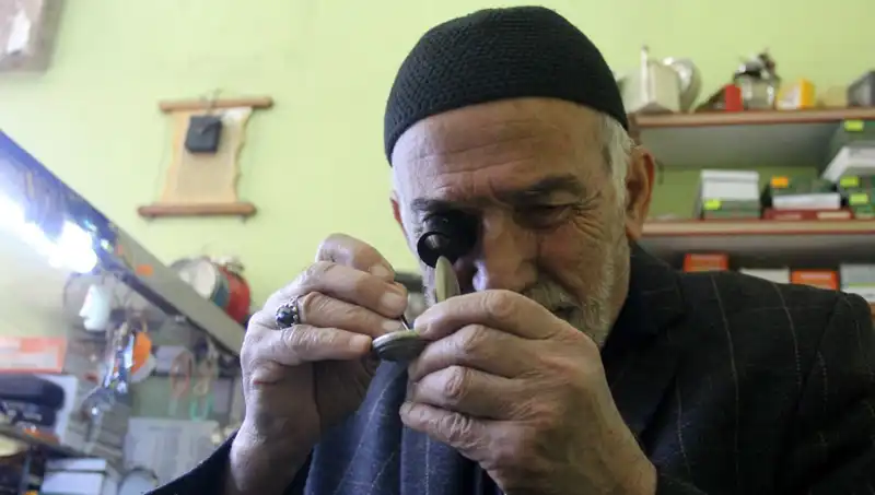Yarım Asırlık Dükkanda Zamanı Durduran Adamın Hikayesi
