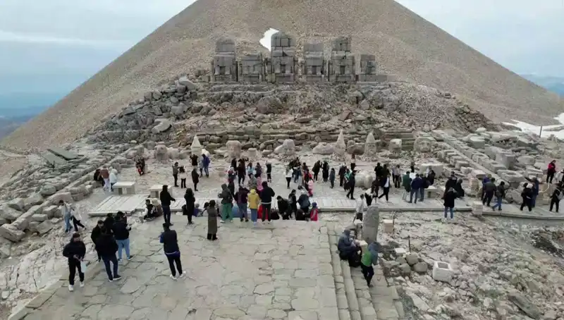Bayramda Nemrut Dağı'na Akın: Ziyaretçi Sayıları Rekor Kırdı!