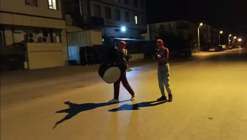 Erzincan'da Sahur Geleneği: "Örümcek Adamlar" Sokakları Şenlendiriyor