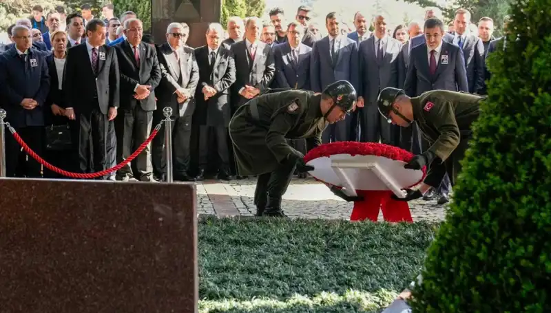 Turgut Özal: Liderliğinin İzleri ve Anma Töreninde Psikolojik Etkiler