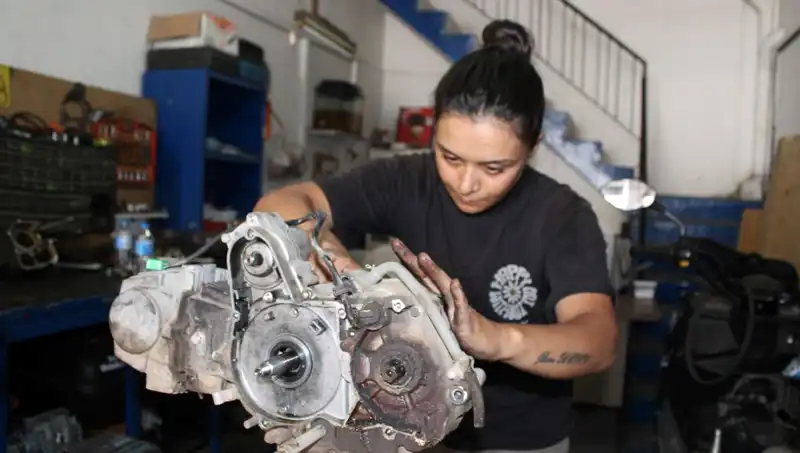 Eşi Çırak Bulamıyordu: 33 Yaşındaki Kadın Motor Ustası Oldu