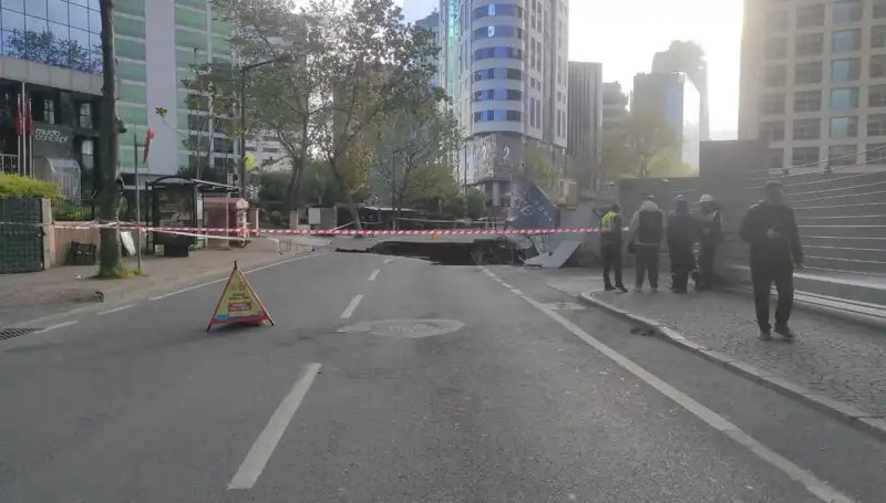 Sarıyer’de Beklenmeyen Çökmeler: Cadde Trafiğe Kapatıldı, Psikolojimizi Etkiliyor!