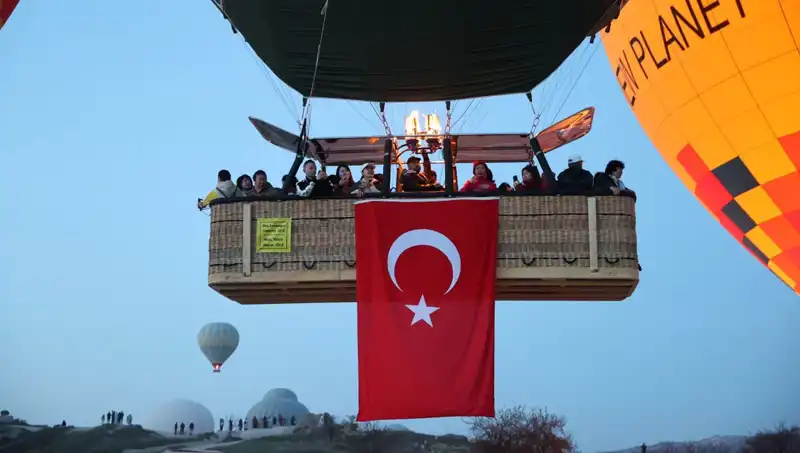 Kapadokya'da Duygusal Bir Sahne: Balonlar Türk Bayrakları ile Gökyüzüne Yükseldi