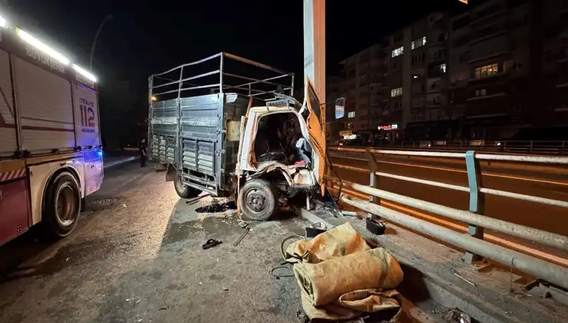 Kamyonet Yön Tabelasına Çarptı: Sürücünün Psikolojisi ve Kaza Sonrası Ruh Halleri