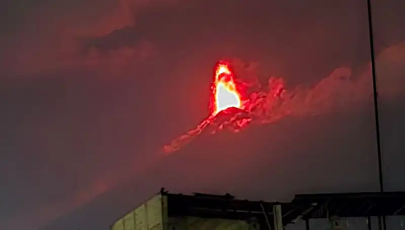Fuego Yanardağı’nın Patlaması: 30 Bin Kişi Risk Altında Tahliye Ediliyor