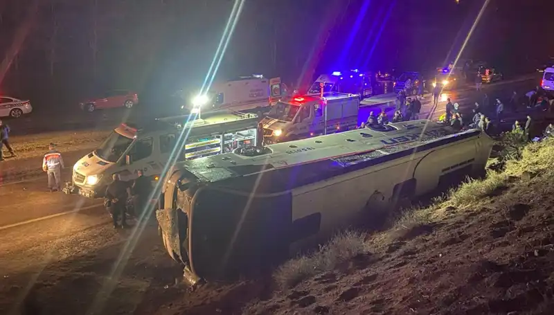 İşçi Servisi Kazası: Şarampole Devrilen Araçta 23 İşçi Yaralandı