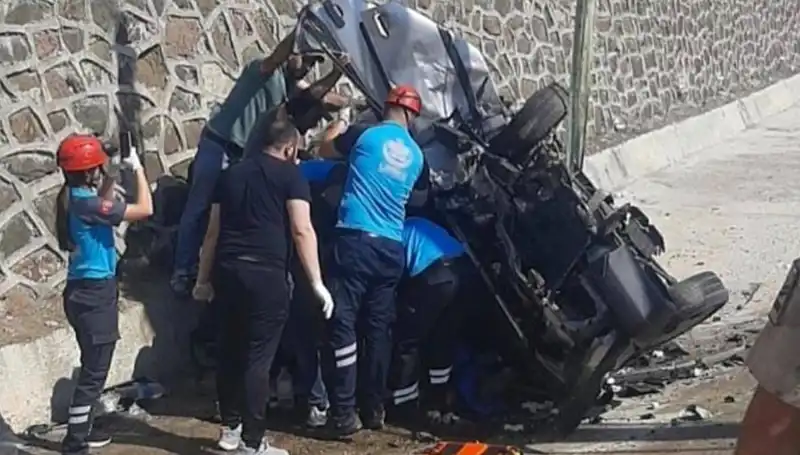 Tunceli'de Kaza: İki Araç Kafa Kafaya Çarpıştı, Hayat Kurtarma Mücadelesi