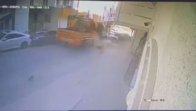 Kontrolden Çıkan Vinçin Aşkın Olayı: 23 Aracın Üzerine Gitti