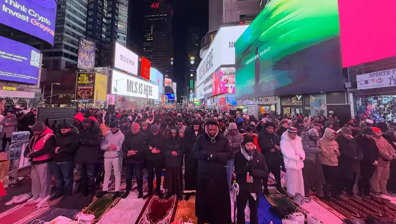 New York Times Meydanı’nda Teravih Namazı: Birlikte Yaşama Kültürü